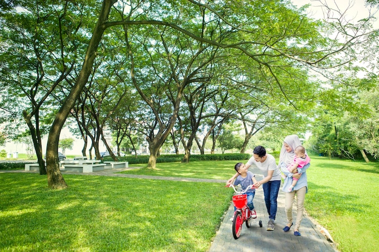 Photo 笑顔の両親と子供たちが公園で楽しんでいます
