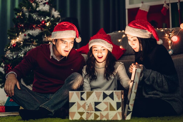 Photo 家でクリスマスのプレゼントを開ける笑顔の人々