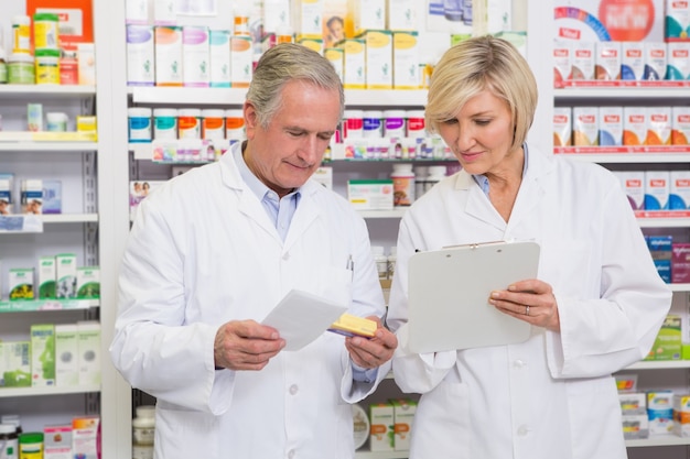 Squadra sorridente dei farmacisti che parla del farmaco