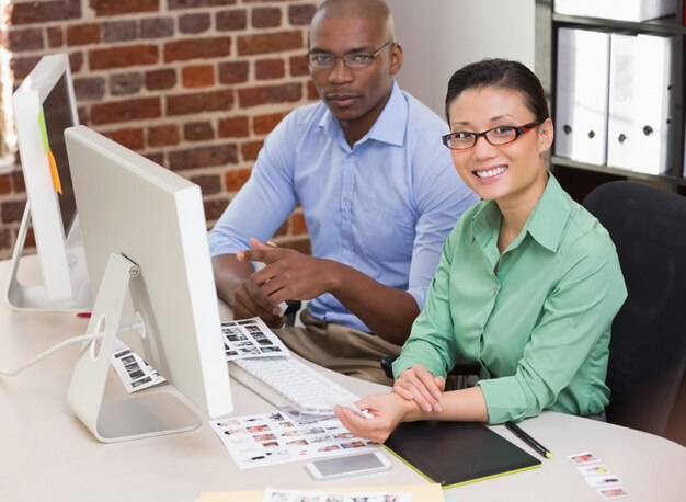 Photo smiling photo editors in office