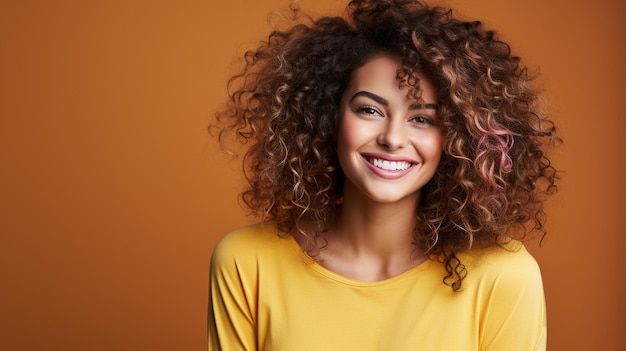 Photo a smiling photograph of a stunning woman with afro hair on a light backdrop