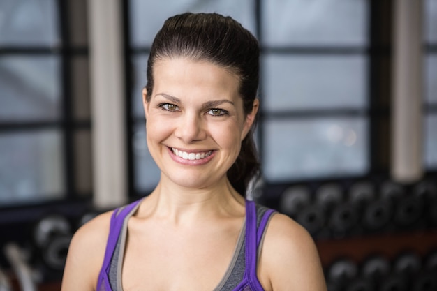 Photo smiling pregnant woman looking at the camera at the gym