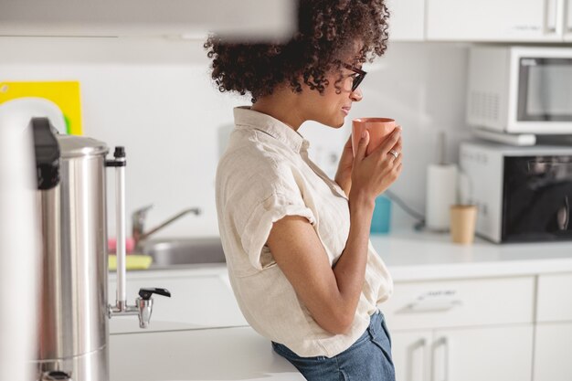 コーヒーを飲みに行くきれいな女性の笑顔