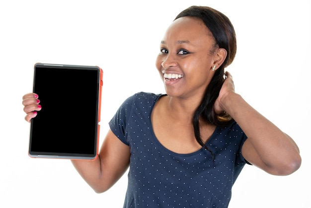 Улыбающаяся красивая модель афроамериканца с планшетом в студии, показывающая пустой черный экран, изолированный на белом фоне