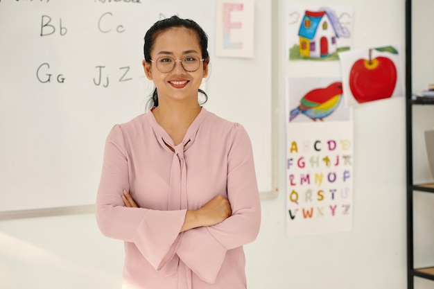 Foto insegnante di scuola elementare sorridente