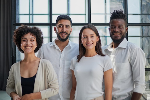 Photo smiling professional business leaders and employees group team portrait