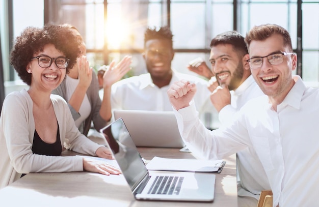 Foto ritratto del gruppo di dipendenti e leader aziendali professionisti sorridenti