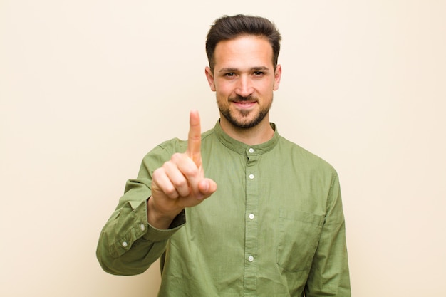 Foto sorridendo con orgoglio e sicurezza facendo trionfare la posa numero uno, sentendosi come un leader