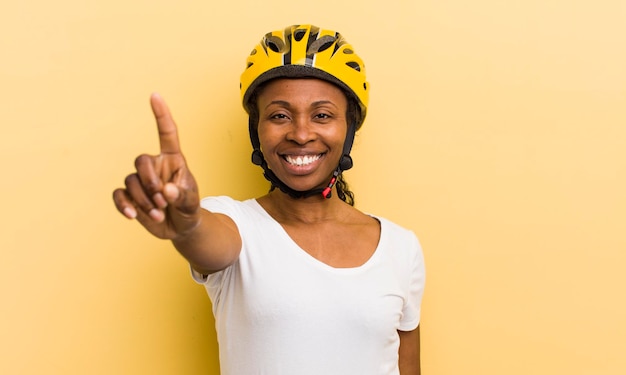 Sorridendo con orgoglio e sicurezza diventando il numero uno