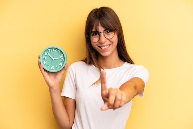 Foto sorridendo con orgoglio e sicurezza diventando il numero uno