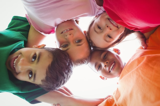 Foto allievi sorridenti che guardano giù alla macchina fotografica