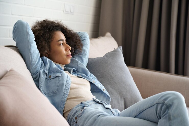 Photo smiling relaxed african woman lounge on comfortable sofa portrait