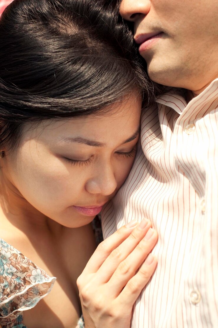 Photo 一對微笑著的浪漫夫婦站在室外