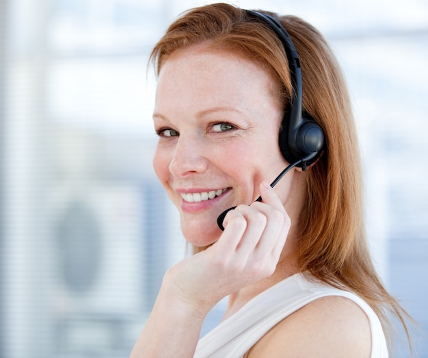 Sorridente rappresentante donna con un auricolare