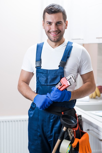 Foto tecnico sanitario sorridente con attrezzatura