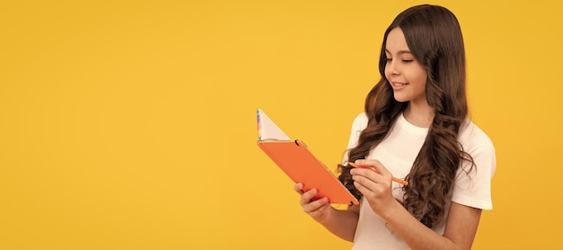 Photo smiling school teen girl ready to study making notes in copybook education banner of school girl