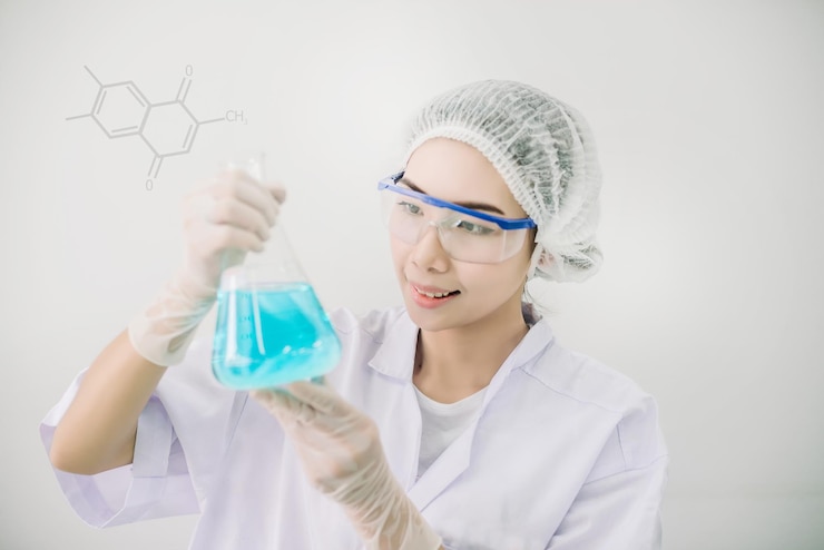 Photo 白い背景に円<unk>状のボトルを握っている微笑む科学者