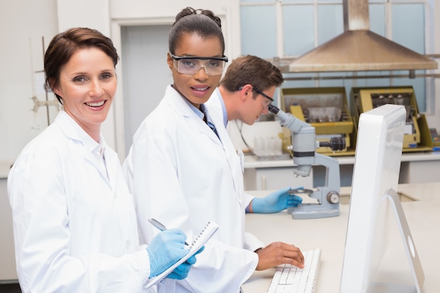 Foto scienziati sorridenti che lavorano insieme