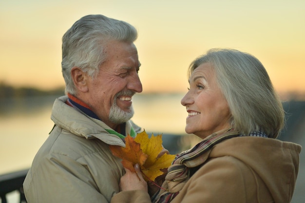 Sorridente coppia senior in posa nel parco