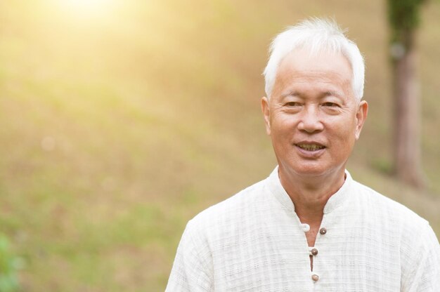 写真 公園で笑顔の年配の男性