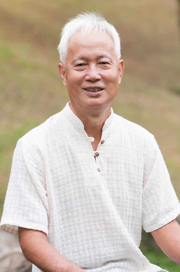 Photo 公園で笑顔の年配の男性