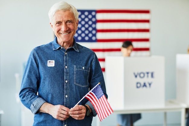 Photo smiling senior man voting