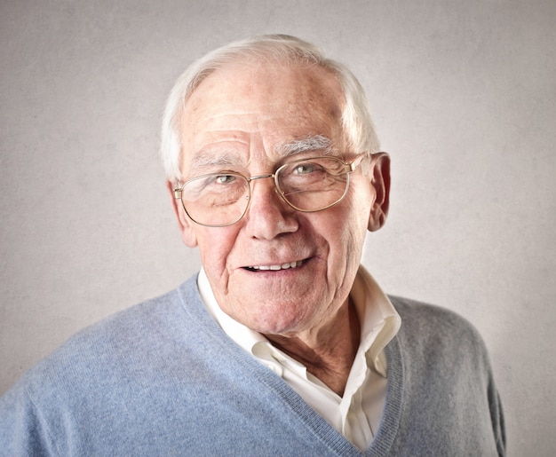 Photo smiling senior man