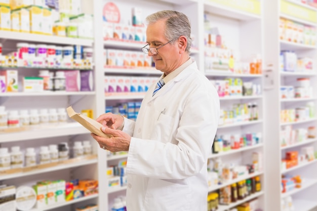 Prescrizione senior sorridente della lettura del farmacista