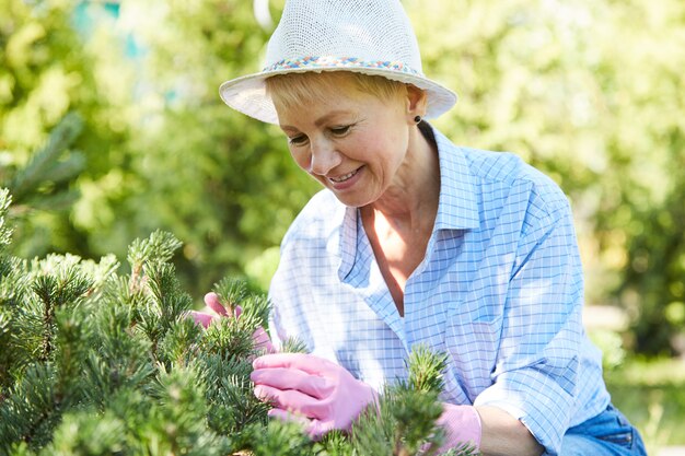 Giardinaggio senior sorridente della donna