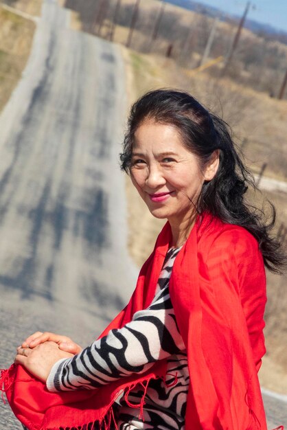 Photo smiling senior woman on road