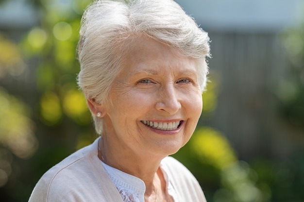 Photo smiling senior woman