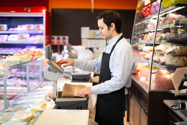 彼のビジネスを実行している笑顔の店主