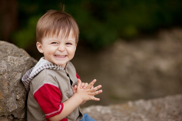 写真 笑顔の恥ずかしがり屋の男の子