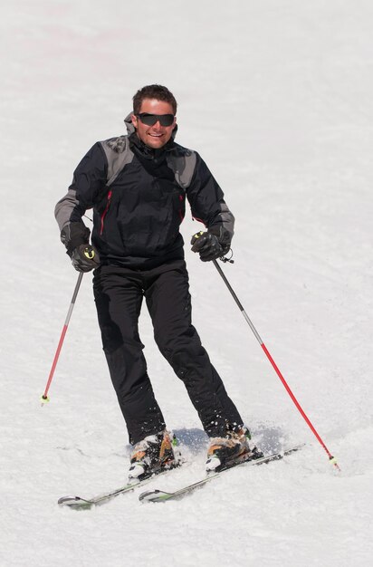 Photo smiling skier on the slope