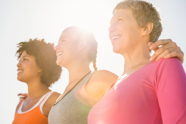 Photo smiling sporty women looking far away