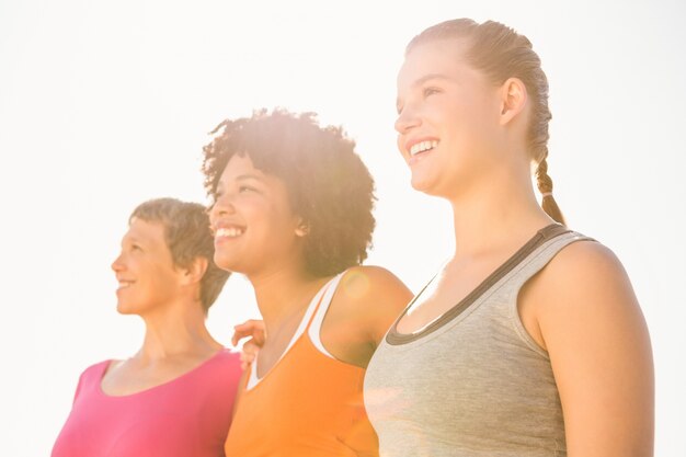 Photo smiling sporty women looking far away