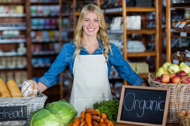 Photo smiling staff standing in organic section