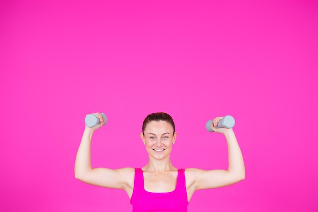 Photo smiling strong sportswoman lifting weights