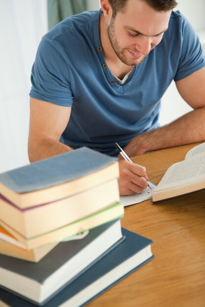 Foto studente sorridente che fa rapporto del libro