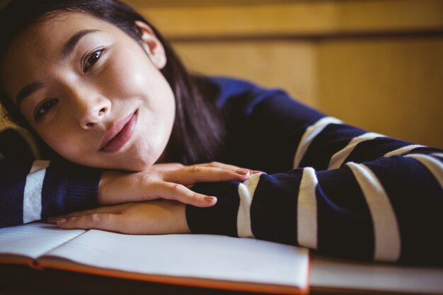 写真 講義室で笑っている学生