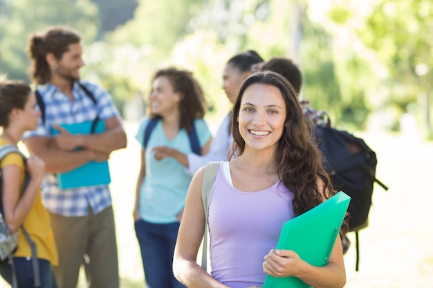 Studenti sorridenti nel campus universitario