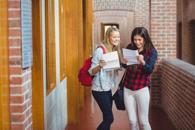 Studenti sorridenti che esaminano i risultati all'università