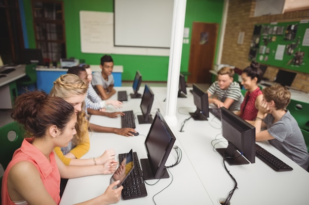 Foto studenti sorridenti che studiano nell'aula del calcolatore