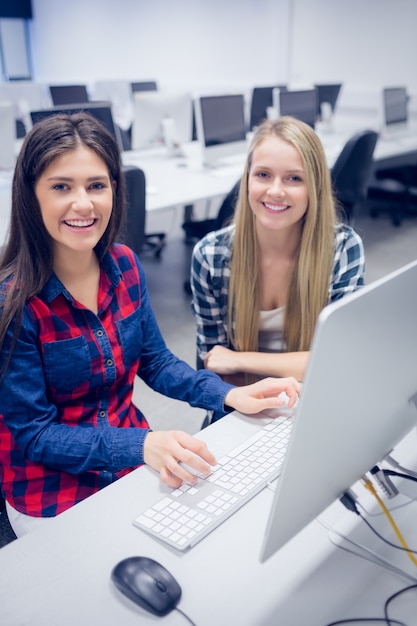 Studenti sorridenti che utilizzano computer all'università