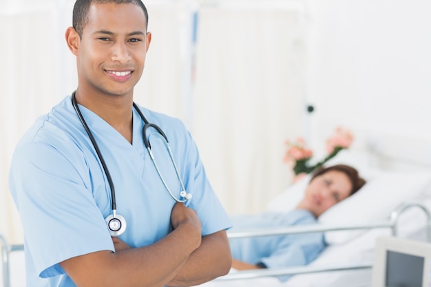 Photo smiling surgeon with patient in hospital