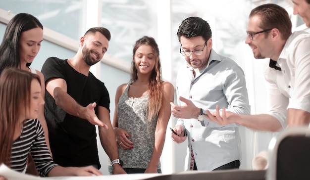 Foto il team sorridente sta lavorando insieme su un progetto architettonico