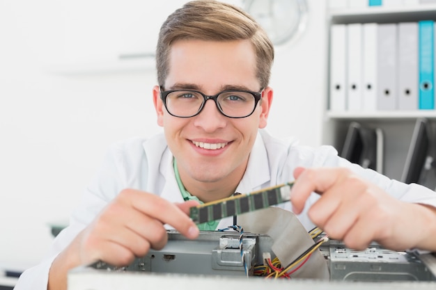 Tecnico sorridente che lavora al cpu rotto