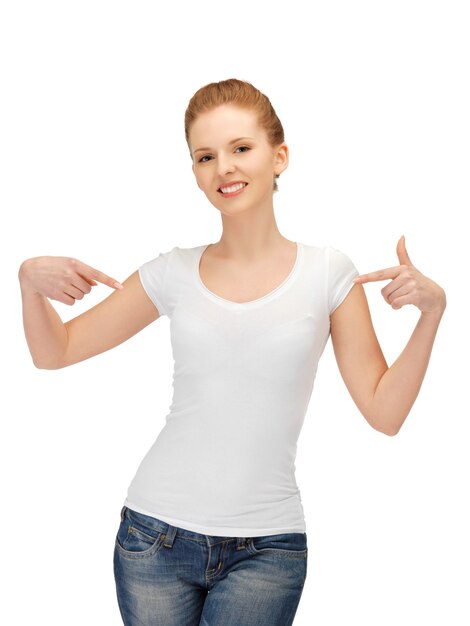 Улыбающаяся девочка-подросток в пустой белой футболке