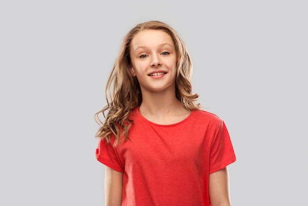 Photo smiling teenage girl in red tshirt over grey