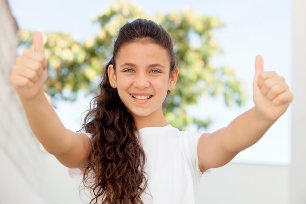 Foto sorridente ragazza adolescente dicendo ok